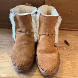 Excellent condition Minnetonka boots size 7